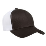 Yupoong-trucker-omalla-logolla