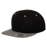 yupoong-snapback-omalla-logolla