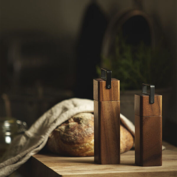 Orrefors Jernverk suola- ja pippurimylly omalla logolla