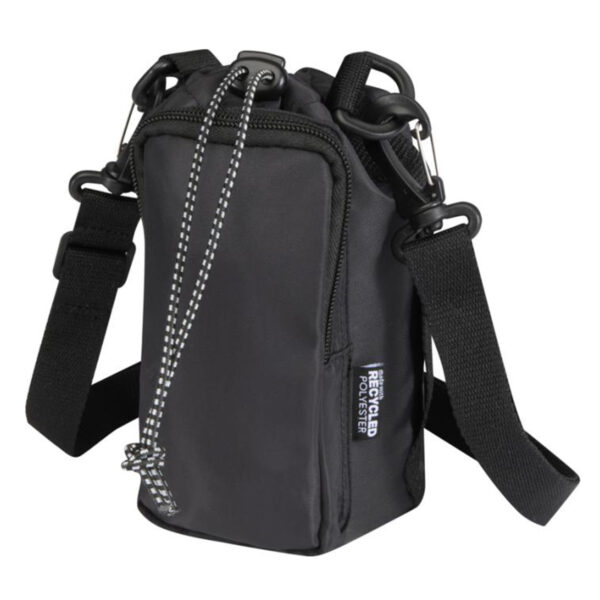 Kierrätetystä materiaalista valmistettu matkapullokassi omalla logolla