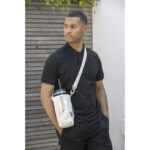 Kierrätetystä materiaalista valmistettu matkapullokassi omalla logolla