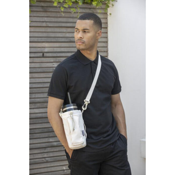 Kierrätetystä materiaalista valmistettu matkapullokassi omalla logolla