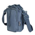 Kierrätetystä materiaalista valmistettu matkapullokassi omalla logolla