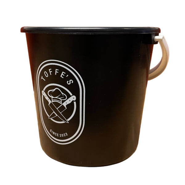 Kotimainen ekologinen muoviämpäri omalla logolla painettuna