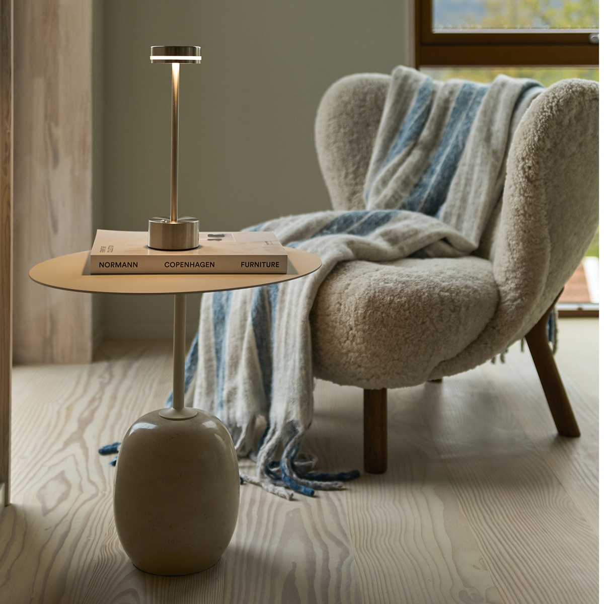 Orrefors LED-pöytälamppu akulla omalla logolla