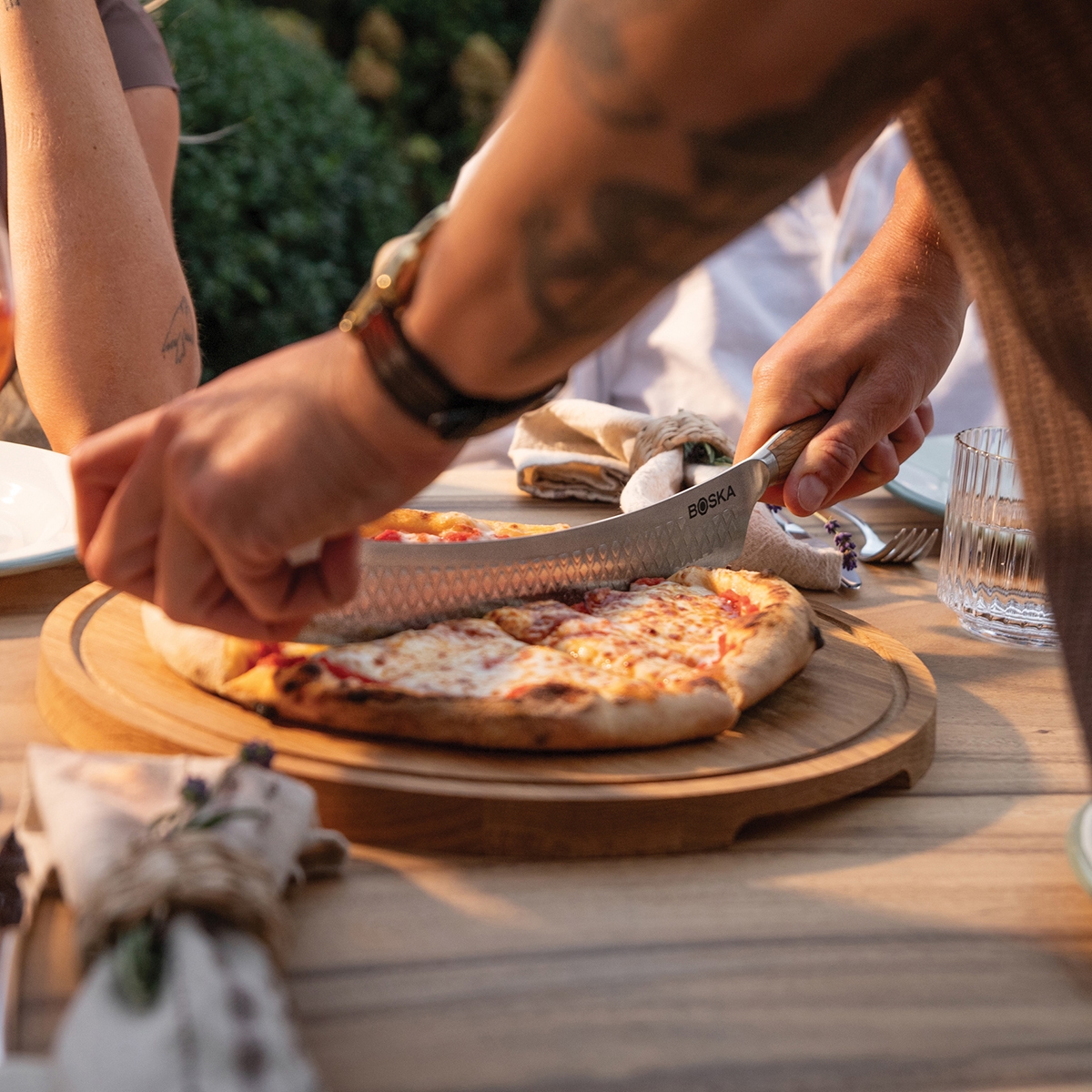 Boska Pizza ja juustoveitsi Oslo omalla logolla